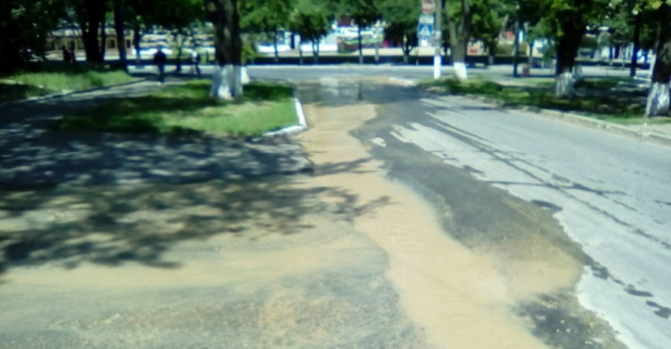 Центральный проспект Мариуполя заливает водой (ФОТО+ВИДЕО)
