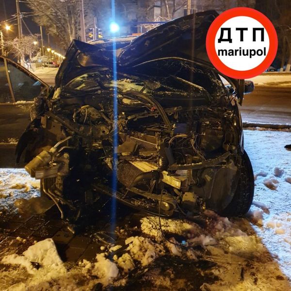 В Мариуполе один водитель врезался в столб, другой – в дерево и чужой автомобиль