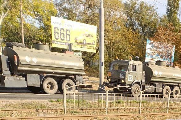 Маріуполь перетворено на базу окупантів: як паливні колони йдуть на фронт