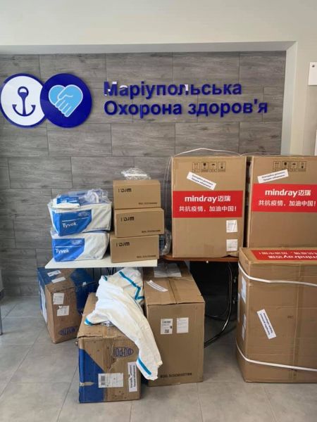 Для спасения и защиты: Новинский привез в больницу Мариуполя современное оборудование и костюмы для врачей (ФОТО)
