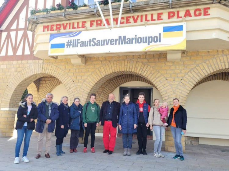 «Мы должны спасти Мариуполь»: во французской коммуне поддержали украинский город