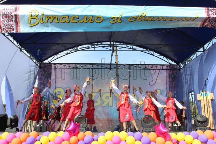 Мангушская громада под Мариуполем ярко отметила годовщину (ФОТОРЕПОРТАЖ)