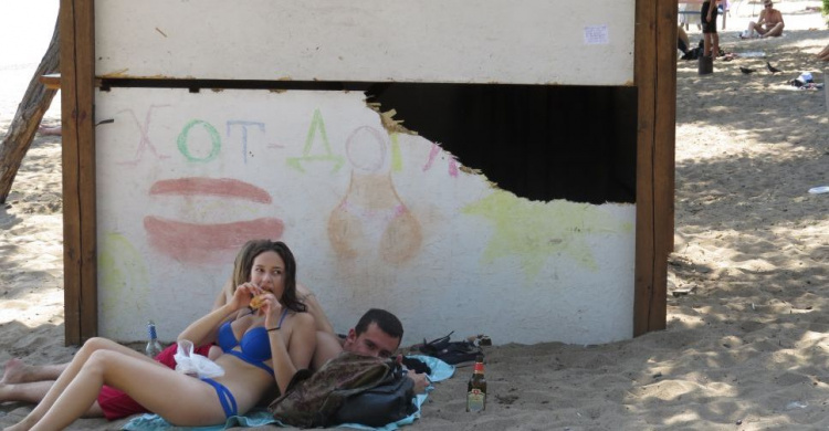 Вандалы разгромили торговый павильон на пляже в Мариуполе (ФОТО)