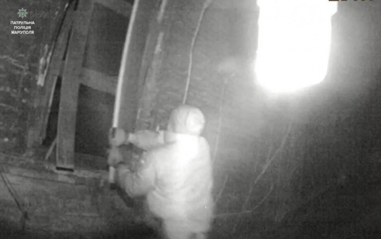 Ночью в Мариуполе полиция спасла двух спящих в пылающем доме (ФОТО)