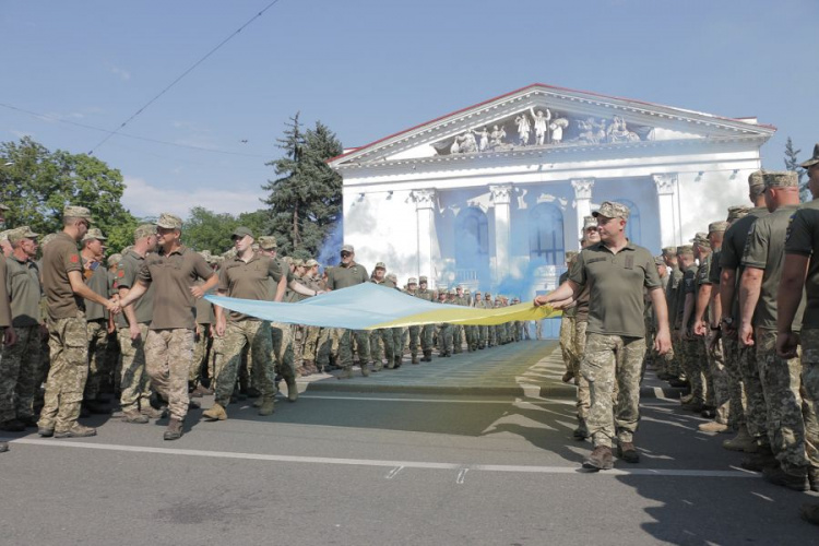 В центре Мариуполя установили рекорд: более 400 военных развернули флаг Украины