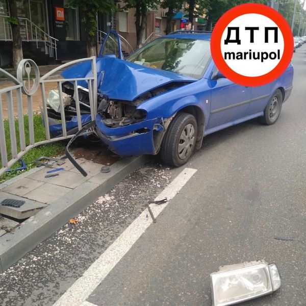 В центре Мариуполя автомобиль врезался в ограждение