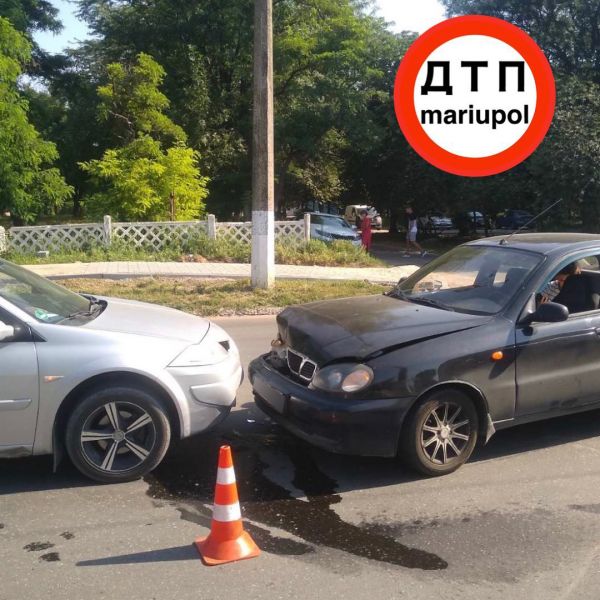 На дороге в Мариуполе, пытаясь избежать ДТП, «поцеловались» две легковушки
