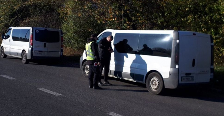 На КПВВ под Мариуполем за день задержали девять нелегальных перевозчиков (ФОТО)