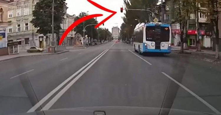 В Мариуполе водитель троллейбуса рисковал жизнями пассажиров: нарушение попало на видео