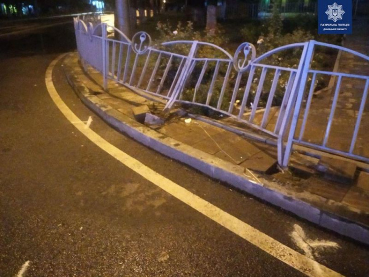 В центре Мариуполя водитель «подшофе» снесла забор