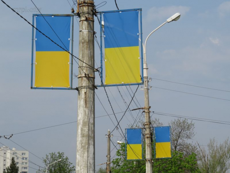 На мариупольской площади восстановлена поврежденная государственная символика (ФОТОФАКТ)