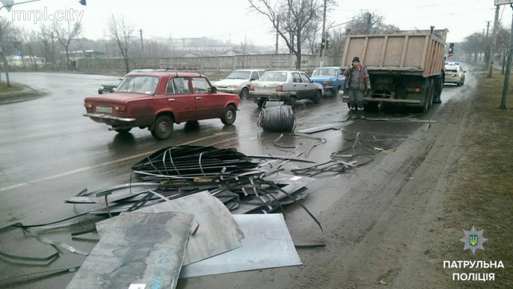 В Мариуполе из «КамАЗа» на дорогу вывалилась груда металла (ФОТО)