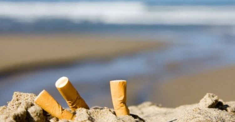 В Мариуполе предлагают наглядно запретить курение на пляжах