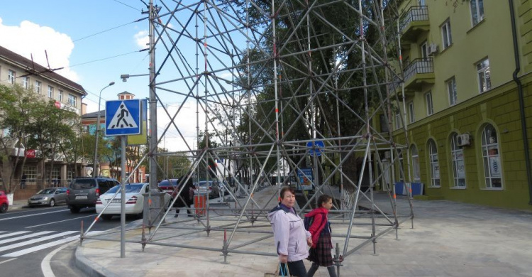 Для показа «шествия эпох», концерта Джамалы и К° в Мариуполе строят большие экраны (ФОТОФАКТ)
