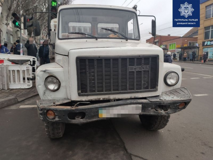 В центре Мариуполя водитель снес ограждение, а на одном из проспектов столкнулись четыре авто