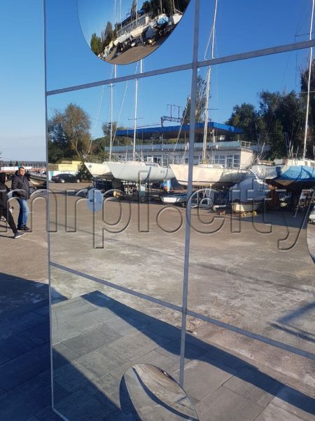 Разгул вандалов: в Мариуполе повредили украшения праздничных локаций