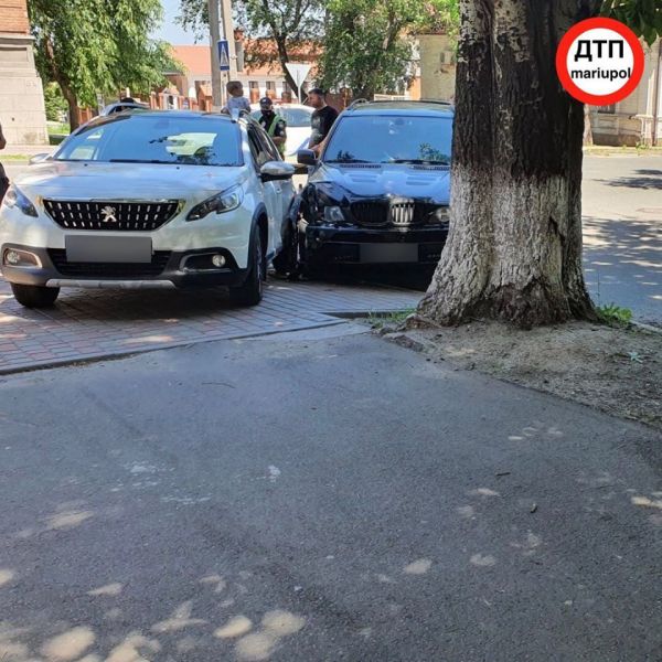 На перекрестке в Мариуполе столкнулись два солидных кросовера (ФОТО)