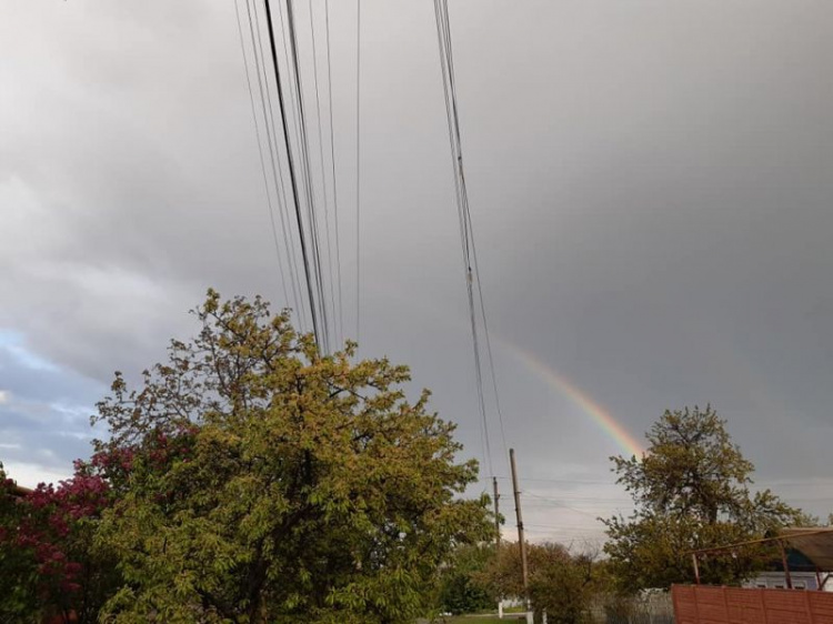 В небе над Мариуполем раскинулась необыкновенно яркая радуга