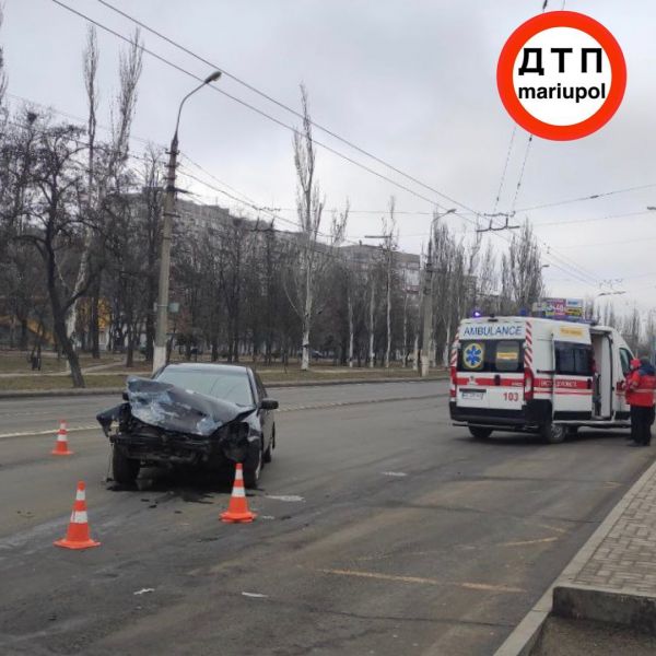 В Мариуполе - дорожная авария с пострадавшими. Водитель авто пытался сбежать