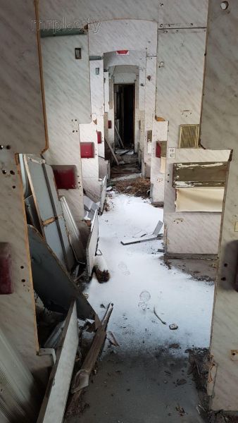 Вагоны режут на металл. Что сейчас происходит на «кладбище» поездов в Мариуполе? (ФОТО)