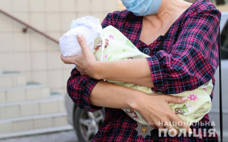 Мариупольчанка продавала своего новорожденного ребенка