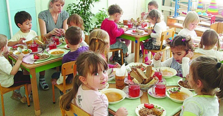В Мариуполе предприниматель под видом журналиста проверял питание в детских садах