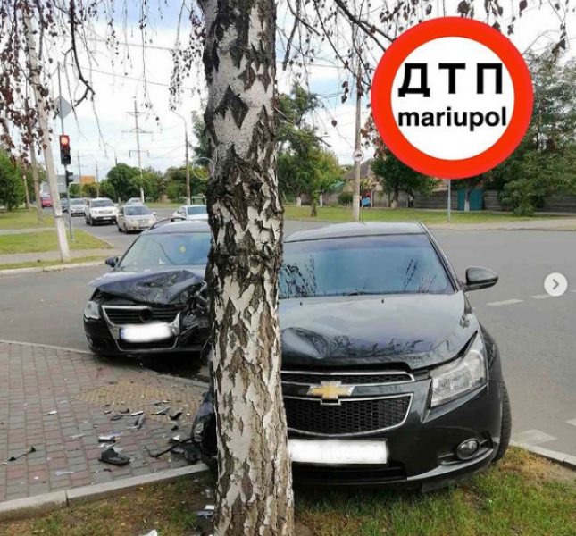 В Мариуполе после столкновения одна из легковушек врезалась в дерево
