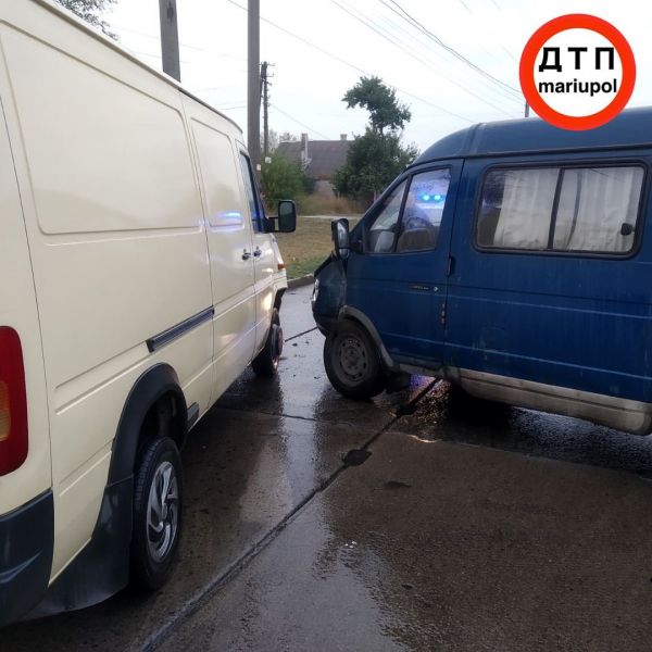 В Мариуполе два микроавтобуса попали в аварию