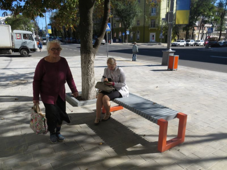 Центр Мариуполя оборудовали новыми оранжевыми объектами для отдыха (ФОТОФАКТ)
