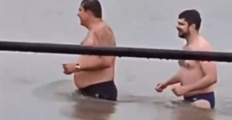 В Мариуполе заметили Саакашвили купающимся в море под дождем