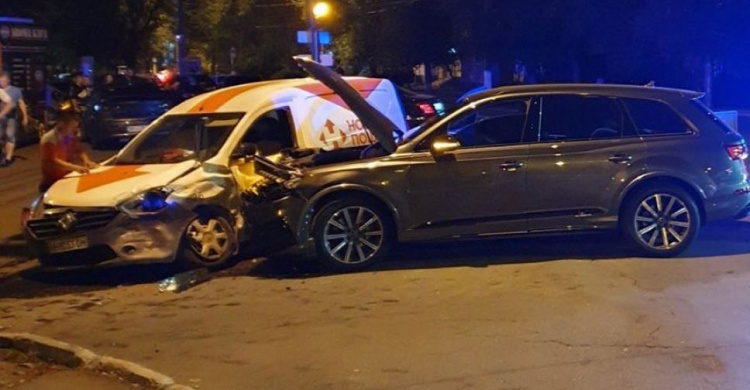 Почтовая машина попала в аварию возле университета в центре Мариуполя