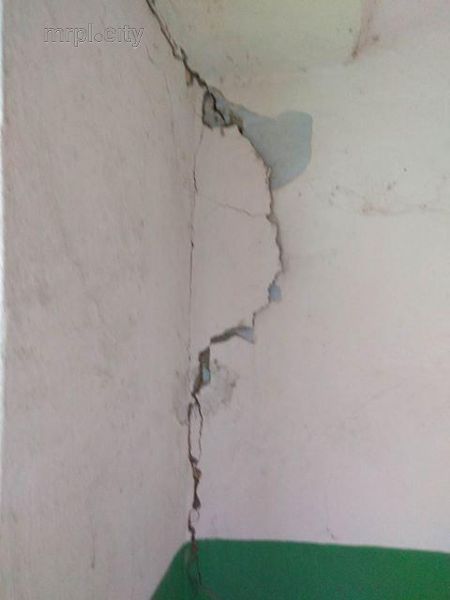 В Мариуполе рушится трехэтажка – упавшую стяжку распиливают бомжи (ФОТО)