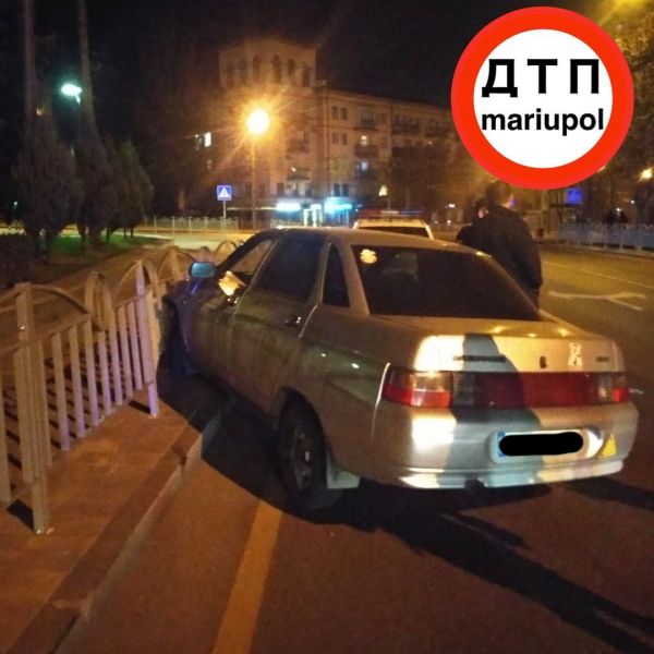 Пьяный водитель влетел в ограждение в центре Мариуполя