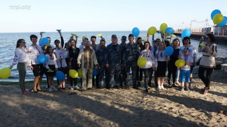 В поддержку пленных моряков в Мариуполе запустили бумажные кораблики в Азовское море (ФОТО)