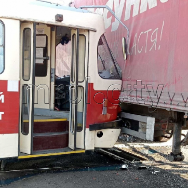 Неудачный манёвр: В Мариуполе трамвай врезался в фуру