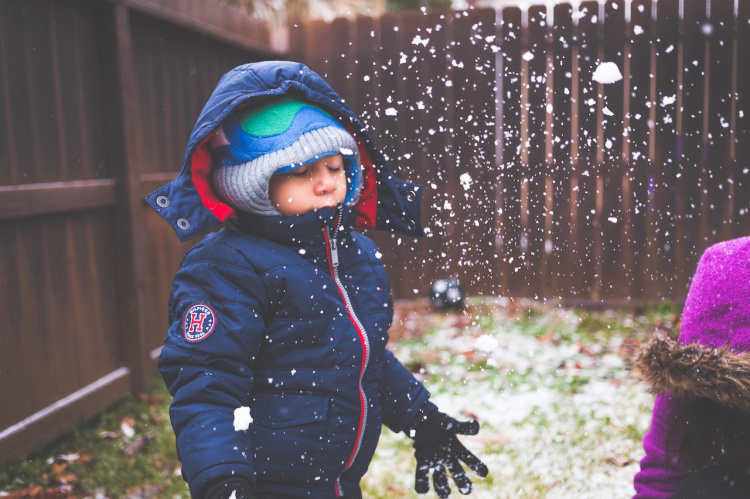Куртки, светри, чоботи - маріупольці можуть отримати зимовий одяг для дітей