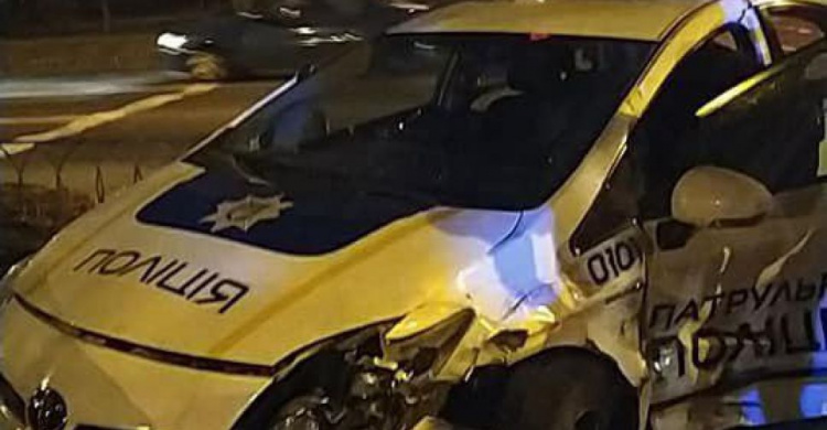 В Мариуполе полицейский автомобиль попал в аварию: патрульных забрала скорая (ФОТО+ВИДЕО)