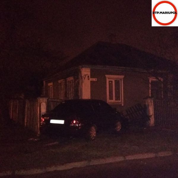 В Мариуполе водитель врезался в забор дома и сбежал (ФОТО)