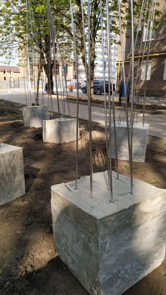 Гоголь высадил на мариупольском «Арбате» металлические деревья (ФОТО+ВИДЕО)