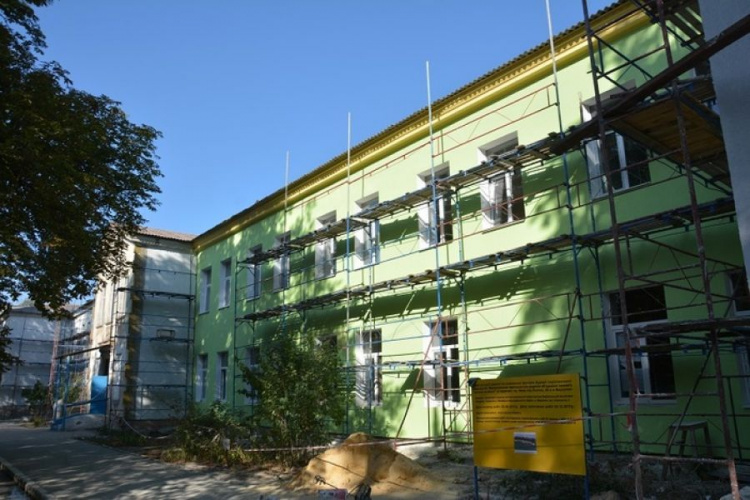 Фасад педиатрического корпуса в Мариуполе позеленеет (ФОТОФАКТ)
