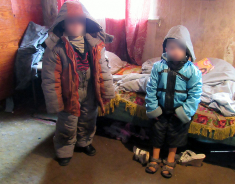 В Донецкой области родители держали больных детей в грязи и холоде