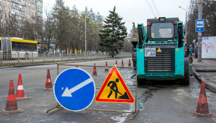 В Мариуполе с помощью специальной машины чистят ливневки (ФОТО)