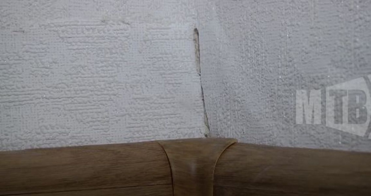 Обои «внахлест» и поцарапанная мебель: мариупольчанка возмущена новым ремонтом в своей квартире