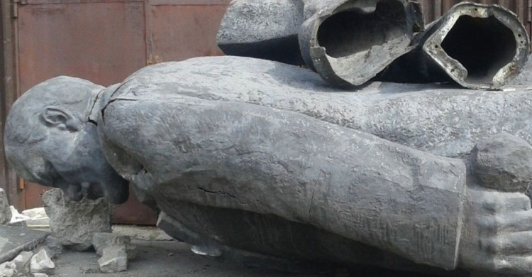 Мариупольские памятники Ленину сняли с аукциона