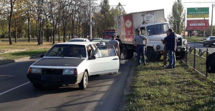 В Мариуполе произошло тройное ДТП: грузовик снес металлическое ограждение