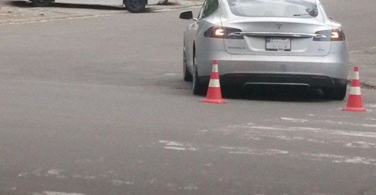 В Мариуполе Tesla сбила ребенка на пешеходном переходе. Прибыла скорая (ФОТО)