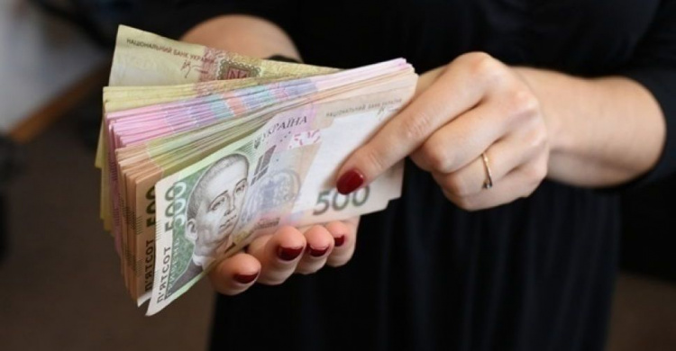 Украинцам с низкими зарплатами планируют уменьшить налоги