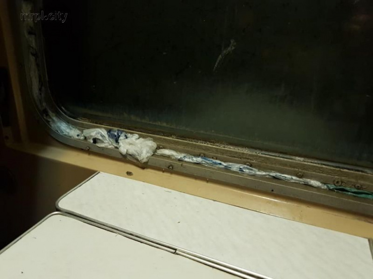 Мариупольский поезд «утепляют» фирменными пакетами «Укрзализныци» (ФОТОФАКТ)