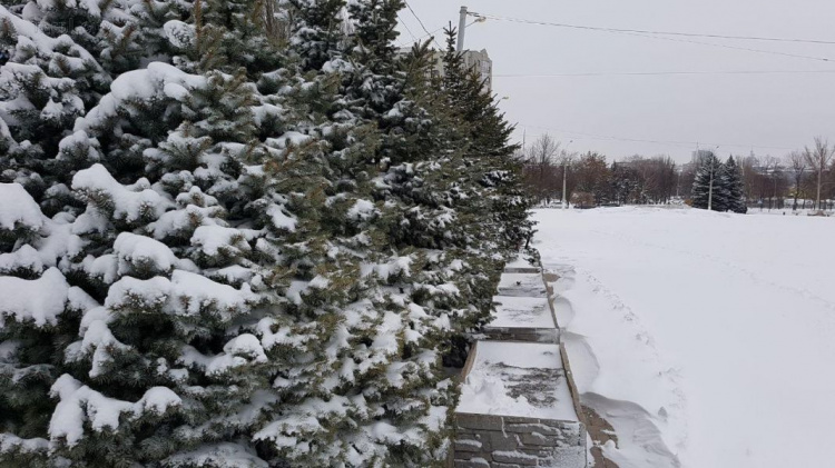 Мариуполь продолжают освобождать от снежных заносов (ФОТО)