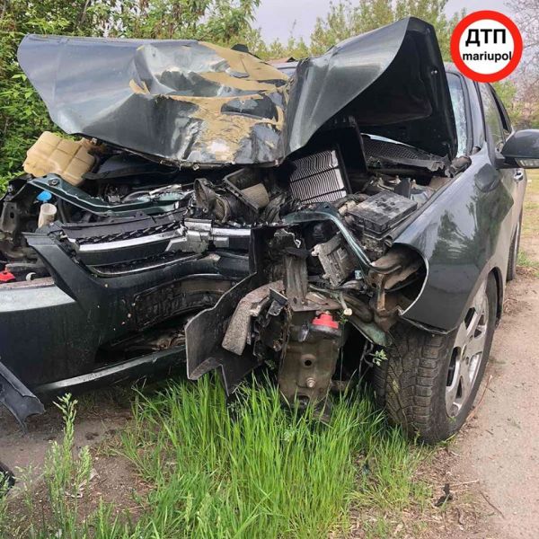 В Мариуполе автомобиль на скорости врезался в дерево, четверо человек госпитализированы (ФОТО)